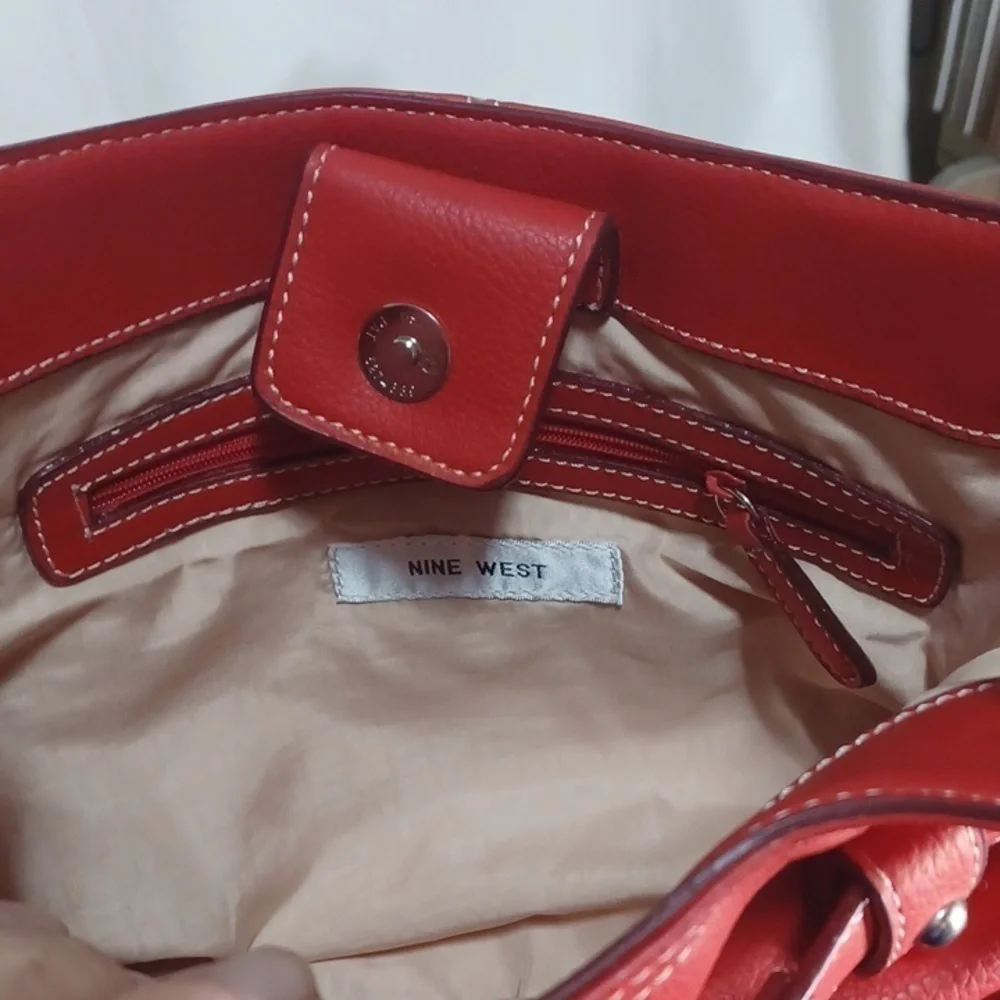 NINE WEST PURSE IN A BEAUTIFUL RED COLOR WITH CHROME LATCH